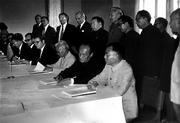 1982年11月，中瑞合资企业华瑞制药在京签约.jpg