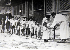 1950年初，位于天坛的中央防疫处（betway必威集团中国生物北京生物制品研究所前身）为儿童接种疫苗